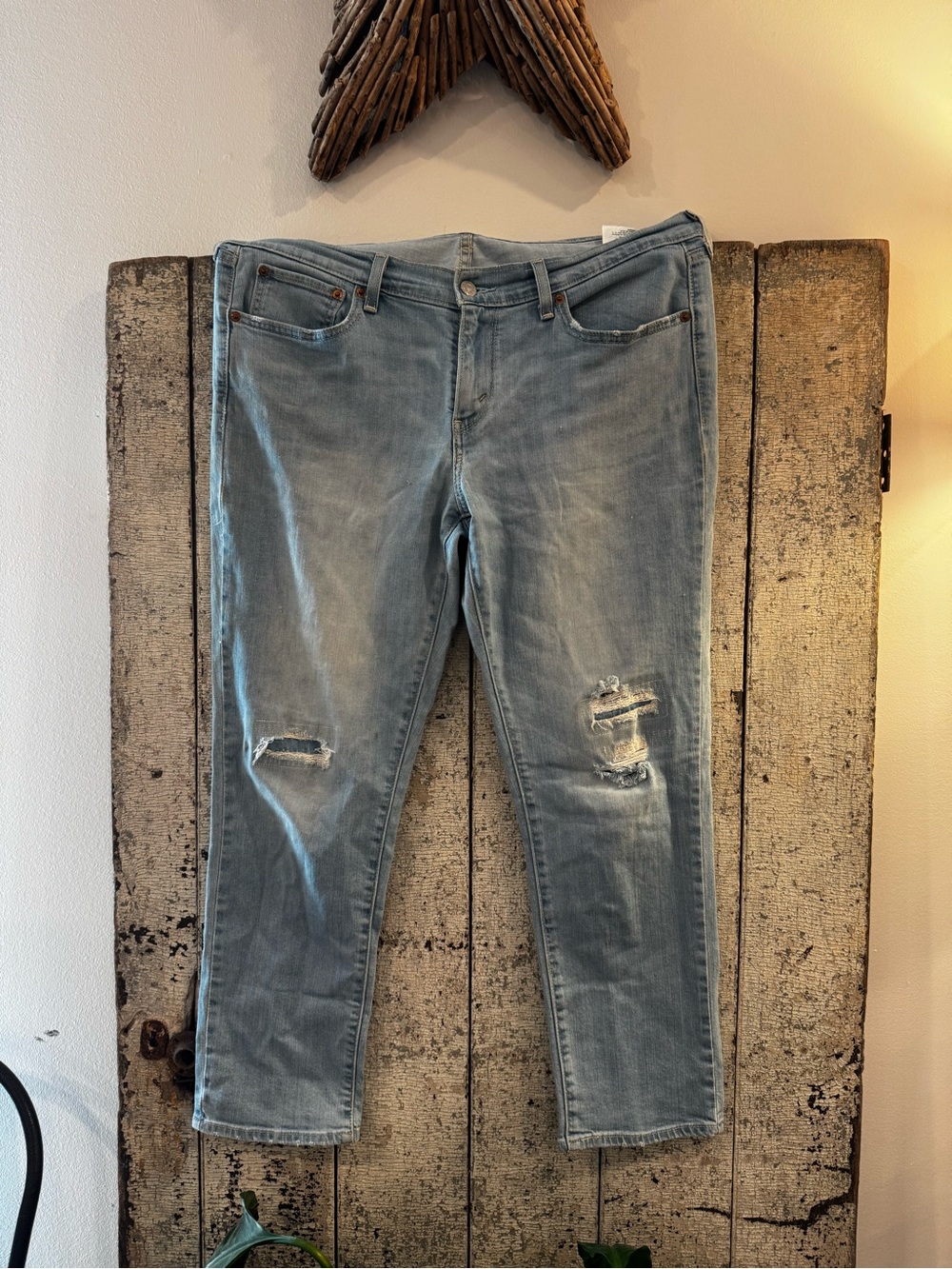 Levi’s Boyfriend Jeans Women’s 31 Light Wash Distressed Relaxed Denim